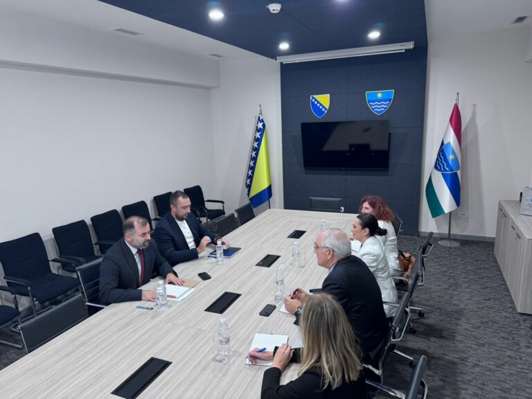 Read more about the article Амбасадор ОСЦЕ-а Рицк Холтзаппле у посјети Скупштини ХНК