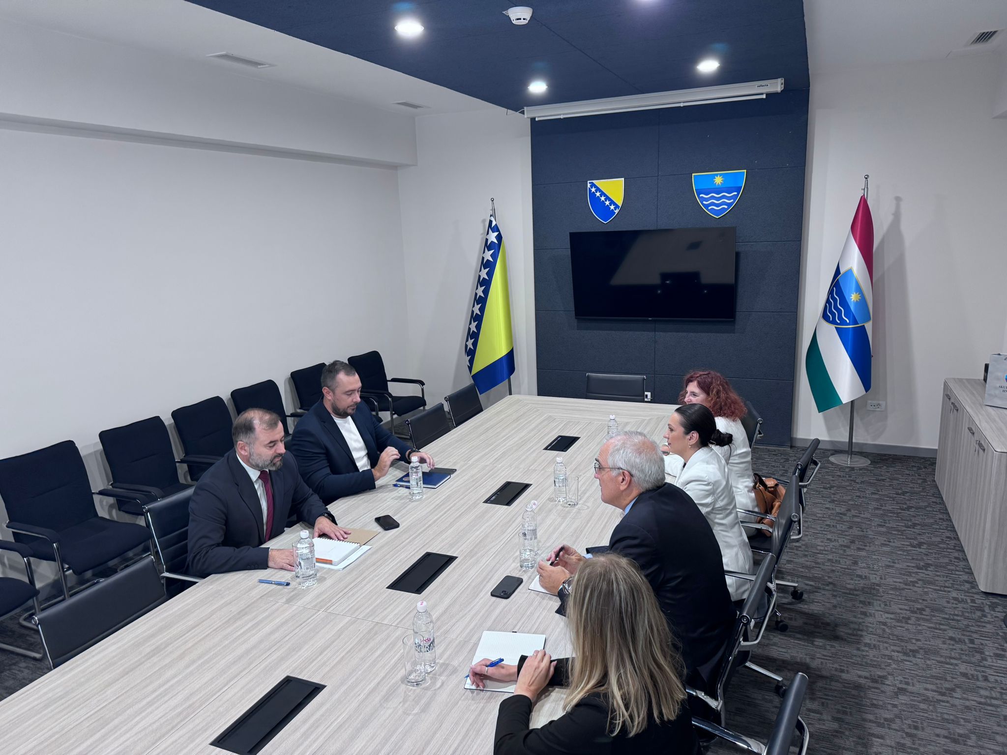 Read more about the article Амбасадор ОСЦЕ-а Рицк Холтзаппле у посјети Скупштини ХНК