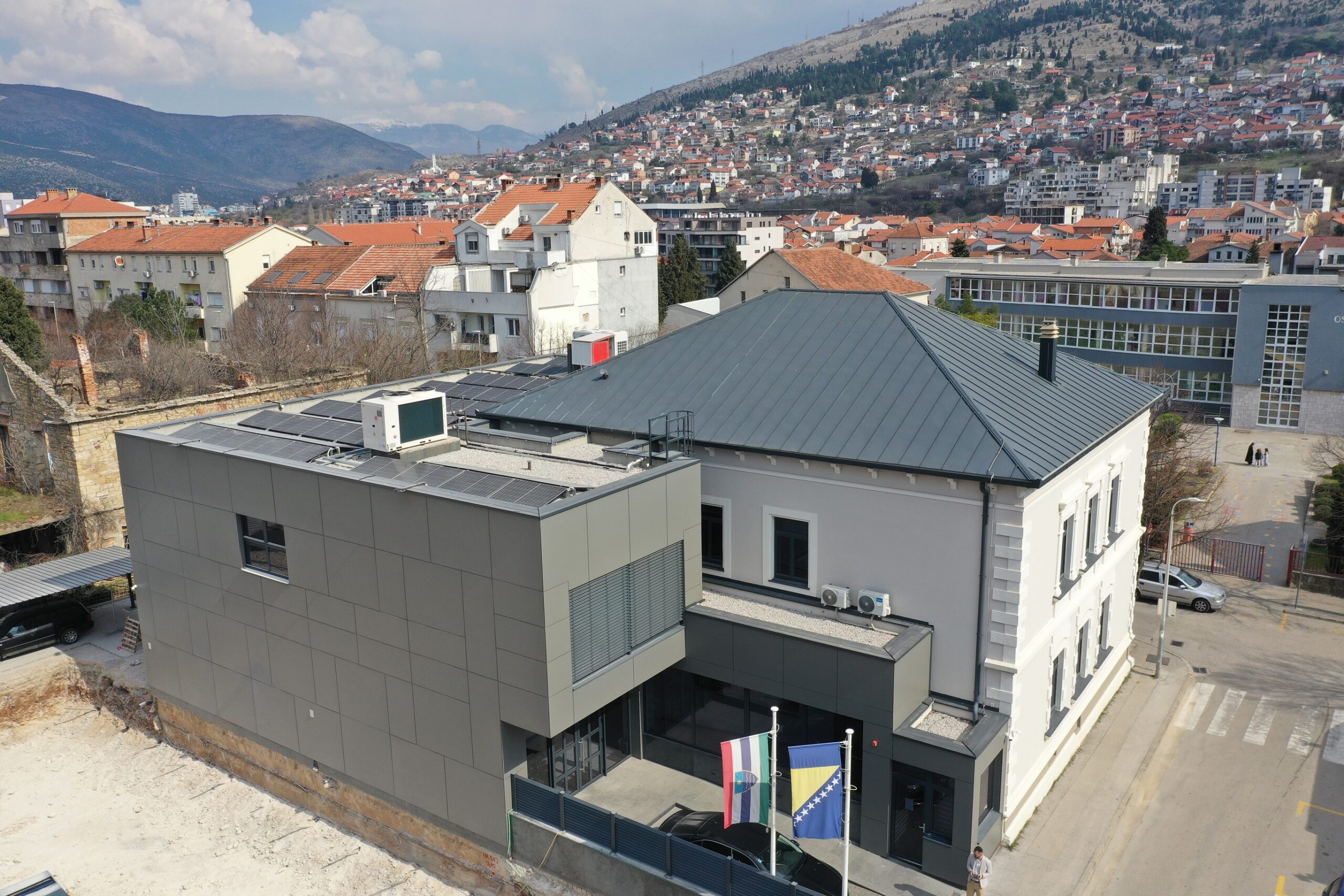 Read more about the article Соларна електрана на згради Скупштине ХНК званично пуштена у рад