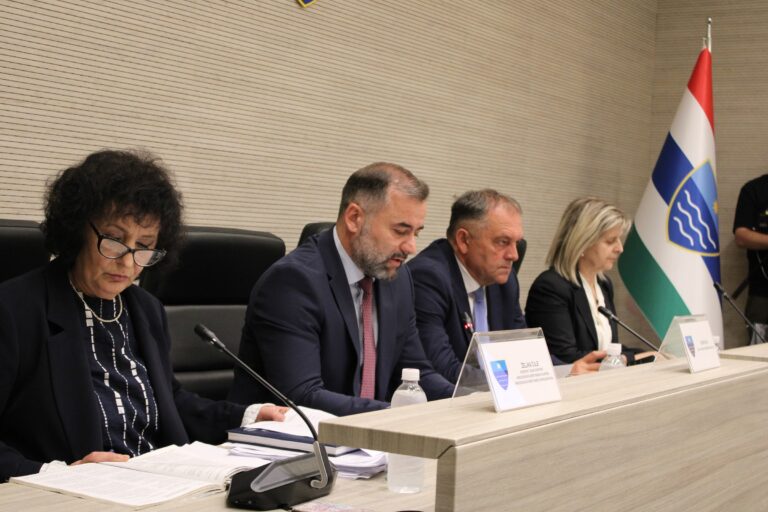 Read more about the article Тематска сједница „Механизми заштите од насиља у породици и насиља над женама на нивоу ХНК“